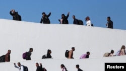 Migranti koji su zatražili termin za azil u Sjedinjenim Državama hodaju prema El Chaparalu, na granici između Meksika i SAD-a, u Tihuani, Meksiko, 4. novembra 2024.