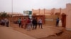 Des parents des victimes discutent devant le portail d’entrée de la morgue à Ouagadougou, Burkina Faso, le 19 juillet 2019. (VOA/Issa Napon)