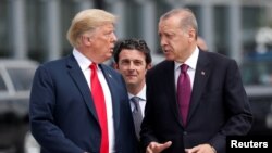 Presiden Donald Trump dan Presiden Turki Recep Tayyip Erdogan berbincang pada permulaan KTT NATO di Brussels, Belgia, 11 Juli 2018.