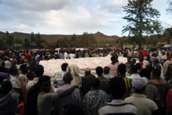 Para pengungsi yang melarikan diri dari kekerasan, antre untuk menerima bantuan makanan di Tigray, Ethiopia.