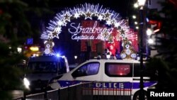 Polisi mengamankan area tempat tersangka pelaku diduga melarikan diri setelah melakukan penembakan di Strasbourg, Perancis, 11 Desember 2018. 