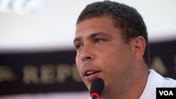 Ronaldo mengumumkan pensiun pada konferensi pers di Sao Paulo, Brazil, hari Senin (14/2).