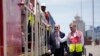 Predsjednik Joe Biden i glavni operativni direktor Lobito Atlantic Railway Nicolas Gregoire obilaze terminal u luci Lobito, Angola, 4. decembra 2024.