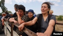 Грузинські жінки, які були вимушені полишити своє село поблизу міста Цхінвалі в Південній Осетії 10 серпня 2008 р.