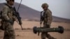 Tentara Amerika membawa roket javelin dalam latihan gabungan dengan Pasukan Demokratik Suriah di wilayah Deir Ezzor di timur laut Suriah, pada 8 Desember 2021. (Foto: AP/Baderkhan Ahmad)