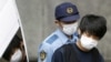 ARCHIVES - Tetsuya Yamagami, soupçonné d'avoir tué l'ancien Premier ministre japonais Shinzo Abe, est escorté par un officier de police à Nara, dans l'ouest du Japon, le 10 juillet 2022. (Photo: Kyodo)