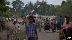 ရခိုင်ပြည်နယ်မြောက်ပိုင်း၊ မောင်တောမြို့နယ်အဝင် ဘင်္ဂလားဒေ့ရှ်နိုင်ငံနယ်စပ်အနီး နိုင်ငံမဲ့ ၈ သိန်းခန့်နေထိုင်ရာ ဒေသက စစ်ဆေးဂိတ်မှာ သွားလာနေကြသော မွတ်ဆလင်များ။