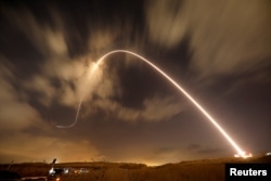 ARHIVA - Sistem protivvazdušne odbrane Čelična kupola presreće rakete lansirane iz Gaze ka izraelskom gradu Sderot, 9. avgusta 2018. (Foto: Rojters/Amir Cohen)