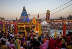 Umat berkumpul untuk berdoa di tepi sungai Gangga saat berlangsungnya Kumbh Mela (Festival Pitcher) di tengah pandemi COVID-19, di Haridwar, India, 10 April 2021. (REUTERS / Danish Siddiqui)