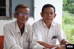 Phuong Rain (left), 67, a council member and Phorn Thlang, 52, Champey commune chief from the opposition party, say they are not going to defect to the ruling Cambodian People’s Party, despite losing their positions. (Sun Narin/VOA Khmer)