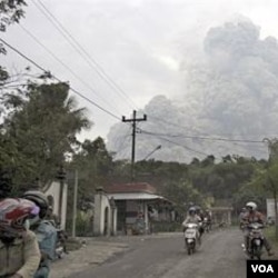 Puluhan ribu penduduk harus mengungsi untuk menghindari awan dan abu panas dari letusan Merapi.