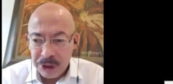 Pendiri ICEL, Mas Achmad Santosa, saat menjadi narasumber diskusi daring, Selasa, 19 Mei 2020. (Screenshot: VOA/Yudha Satriawan)
