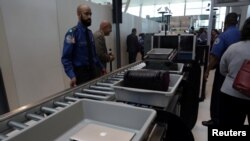 Badan Keamanan Transportasi Amerika memeriksa bagasi para penumpang di Terminal 4, Bandara JFK di New York, 17 Mei 2017. (Foto:Dok)