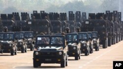 Perwira militer Myanmar meninggalkan lokasi peringatan Hari Angkatan Bersenjata ke-78 Myanmar di Naypyitaw, Myanmar, pada 27 Maret 2023. (Foto: AP)
