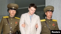 Mahasiswa AS, Otto Warmbier (tengah) saat masih ditahan di Korea Utara (foto: dok).