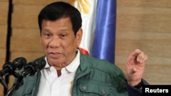Presiden Filipina Rodrigo Duterte berbicara dalam konferensi pers (foto: dok).