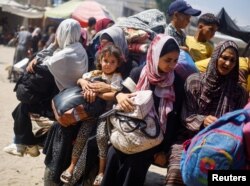 Warga Palestina, yang melarikan diri dari bagian timur Khan Younis setelah mereka diperintahkan oleh tentara Israel untuk mengevakuasi lingkungan mereka, mengendarai kendaraan yang penuh dengan barang-barang di Khan Younis, selatan Jalur Gaza 2 Juli 2024.(REUTERS /Muhammad Salem)