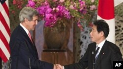 AQSh davlat kotibi Jon Kerri Tokioda Yaponiya tashqi ishlar vaziri Fumio Kishida bilan uchrashmoqda, 14-aprel, 2013-yil