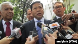 Ketua DPR RI, Setya Novanto (tengah) memberikan penjelasan kepada media (Foto: VOA/Andylala)