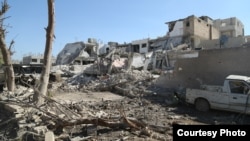 Wilayah Alun-alun Al-Salam di Kobane yang porak-poranda setelah terjadi serangan yang dilancarkan ISIS dengan menggunakan truk yang membawa bahan peledak, 22/10/2014. 