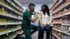Seorang perempuan menerima vaksin COVID-19 Pfizer-BioNTech COVID-19 sebagai dosis penguat di Apotek Skippack Schwenksville, Pennsylvania, pada 14 Agustus 2021. (Foto: Reuters/Hannah Beier)