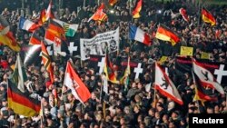 Para pendukung gerakan anti-imigrasi yang menamakan diri mereka PEGIDA (Patriotic Europeans Against the Islamization of the West) berunjuk rasa di Dresden, Jerman (12/1).