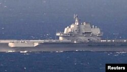 Kapal induk China Liaoning berlayar ke Laut China Selatan, 25 Desember 2016 (Foto: Japan Self-Defence Force via Reuters/doc).