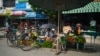 Para pedagang menjual sayuran di pinggir jalan di Sagaing, Myanmar sementara ekonomi negara itu terus terpuruk pasca kudeta militer (foto: dok). 
