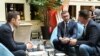 Тимчо Муцунски, министер за надворешни работи и надворешна трговија (лево), Христијан Мицкоски, претседател на Владата на Република Северна Македонија (десно) и Ричард Гренел, поранешен шеф на Националната разузнавачка служба на САД (десно).