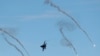 Sebuah jet tempur RF-16 menjatuhkan suar selama latihan militer Han Kuang, yang mensimulasikan Tentara Pembebasan Rakyat China (PLA) yang menyerang pulau itu, di Pingtung, Taiwan, 30 Mei 2019. (Foto: REUTERS/Tyrone Siu)