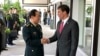 中国国防部长魏凤和（左）和时任美国国防部长埃斯珀在泰国曼谷会面（美联社2019年11月18日）