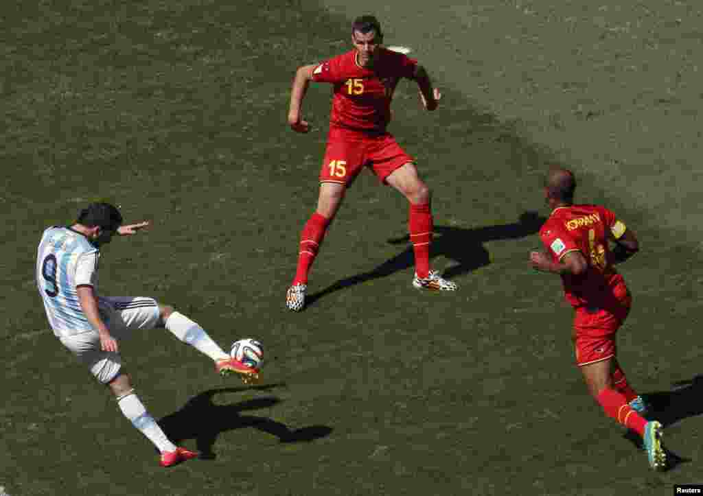 Argentinalik Gonzalo Higuain Belgiya darvozasini ishg&#39;ol qilmoqda, 5-iyul, 2014-yil.
