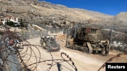 Sejumlah tentara Israel tampak mengendarai kendaraan militer di wiIayah perbatasan antara Suriah dan Dataran Tinggi Golan yang diduduki Israel, pada 15 Desember 2024. (Foto: Reuters/Avi Ohayon)