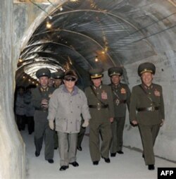Shimoliy Koreya rahbari Kim Chen Ir strategik inshootlarni ko'zdan kechirmoqda