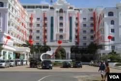 រូបឯកសារ៖ សណ្ឋាគារ​វិមានខ្សាច់មាសនៅក្រុង​ព្រះសីហនុ​ ដែល​ត្រូវបាន​បន្ថែម​ដោយ​កាស៊ីណូ ដើម្បីស្វាគមន៍​ភ្ញៀវ​ទេសចរ​ចិន ដែលមានការ​កើន​ឡើង​យ៉ាង​គំហុក (ស៊ុន ណារិន/VOA)