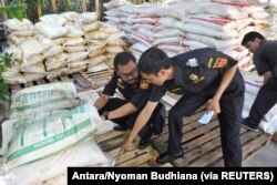 Petugas bea cukai memeriksa kantong pupuk di Denpasar, Bali, 22 September 2016. (Foto: Antara/Nyoman Budhiana via REUTERS)