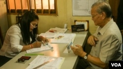 Head of National Election Committee, Sik Bun Hok register to vote for the local elections which will take place next year, in Phnom Penh, on Thursday, September 1, 2016. (Hean Socheata/VOA Khmer)