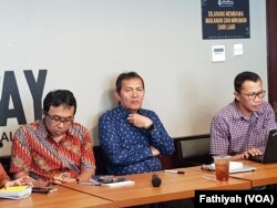 Sebuah diskusi mengenai korupsi di BUMN yang digelar di sebuah kafe di Jakarta, Rabu (7/8), Wakil Ketua Komisi Pemberantasan Korupsi (KPK) Saut Situmorang (tengah). (Foto: VOA/Fathiyah)