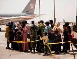 Evakuasi warga sipil di bandara internasional Hamid Karzai di Kabul, Afghanistan (foto: dok. U.S. Marine Corps).