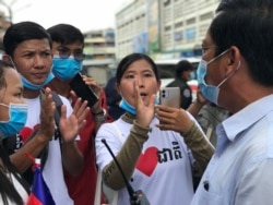 រូបឯកសារ៖ លោក ហ៊ុន វណ្ណៈ សមាជិក​យុវជន​ខ្មែរ​ថាវរៈ រាប់ពី​ឆ្វេងដៃ​ទៅ ឈរ​នៅ​កណ្តាល កំពុង​ជជែក​ជាមួយ​អាជ្ញាធរ​ផ្សារ​អូឡាំពិក ក្នុង​ទីក្រុង​ភ្នំពេញ​ នៅ​ថ្ងៃ​ទី​១២ ខែសីហា​ ឆ្នាំ​២០២០។ (ហ៊ុល រស្មី/វីអូអេ)​