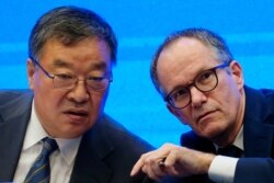 China, Wuhan, Peter Ben Embarek, anggota Organisasi Kesehatan Dunia dan Liang Wannian, kepala panel pakar respons COVID-19 di Komisi Kesehatan Nasional China, 9 Februari 2021.