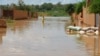 Un enfant patauge dans l'eau dans une rue inondée de Niamey. (photo d'archives)