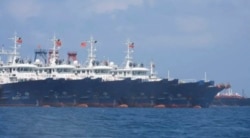 Beberapa dari 220 kapal China terlihat tertambat di Whitsun Reef, Laut Cina Selatan, 7 Maret 2021. (Foto: Penjaga Pantai Filipina / Satgas Nasional-Laut Filipina Barat/AFP)
