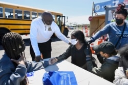Vaksinasi COVID-19 siswa SMA East Hartford, di Pratt & Whitney Runway, East Hartford, Connecticut, 26 April 2021. (Foto AP / Jessica Hill)