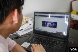 A man browses through Khmerlaod.com in Phnom Penh on March 15, 2017. (Hean Socheata/VOA Khmer)