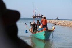 Cambodian fishermen on a boat near Phsar Kadam in Kep province, Cambodia, Dec. 27, 2021. (Sun Narin/VOA Khmer)
