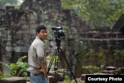 លោក អ៊ូច មករា ប្រធាន​ផ្នែក​ផលិត​ភាពយន្ត​នៃស្លឹករឹត​ភាពយន្ត​របស់​មជ្ឈមណ្ឌល​ឯកសារកម្ពុជា កំពុងធ្វើការនៅទីតាំងមួយក្នុងប្រទេសកម្ពុជា កាលពីខែតុលា ឆ្នាំ២០១៥។ (រូបថតដោយ Sleuk Rith Motion Picture)