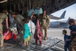 Warga Afghanistan yang hendak dievakuasi menggunakan pesawat AS. (Foto: AP)