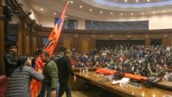 Протестувальники у вірменському парламенті 10 листопада 2020 р.