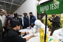 Pemprov Jabar melakukan tes cepat di Stasiun Bojonggede, Kecamatan Bojonggede, Kota Bogor, Jumat (26/6). Ombudsman menduga, tanpa standarisasi yang jelas, tes cepat telah dikomersilkan oleh sejumlah pihak. (Foto: Courtesy/Humas Jabar)